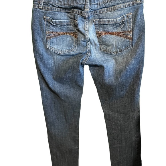 RUE 21 Juniors mid rise ripped jeans. Size 5/6 short. - Picture 7 of 7